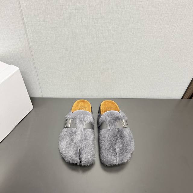 出厂: 独家顶级版本 M*Aison M*Argiela 马*吉拉24Vs春夏网红毛鞋系列 分趾毛毛半拖 超萌分趾款无敌可爱 整体小笨笨的设计风格蠢萌蠢萌的超级